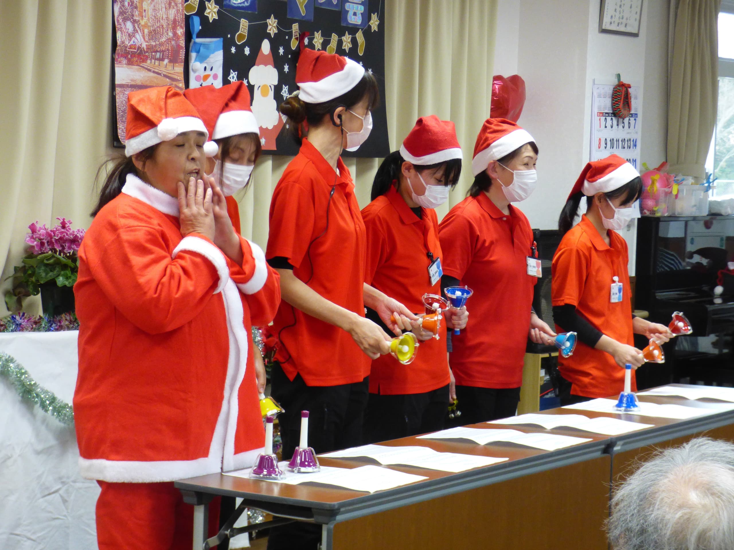 スタッフがサンタ衣装でクリスマス行事を実施している様子