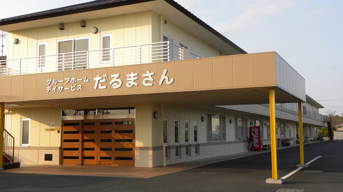 入口は建物正面です